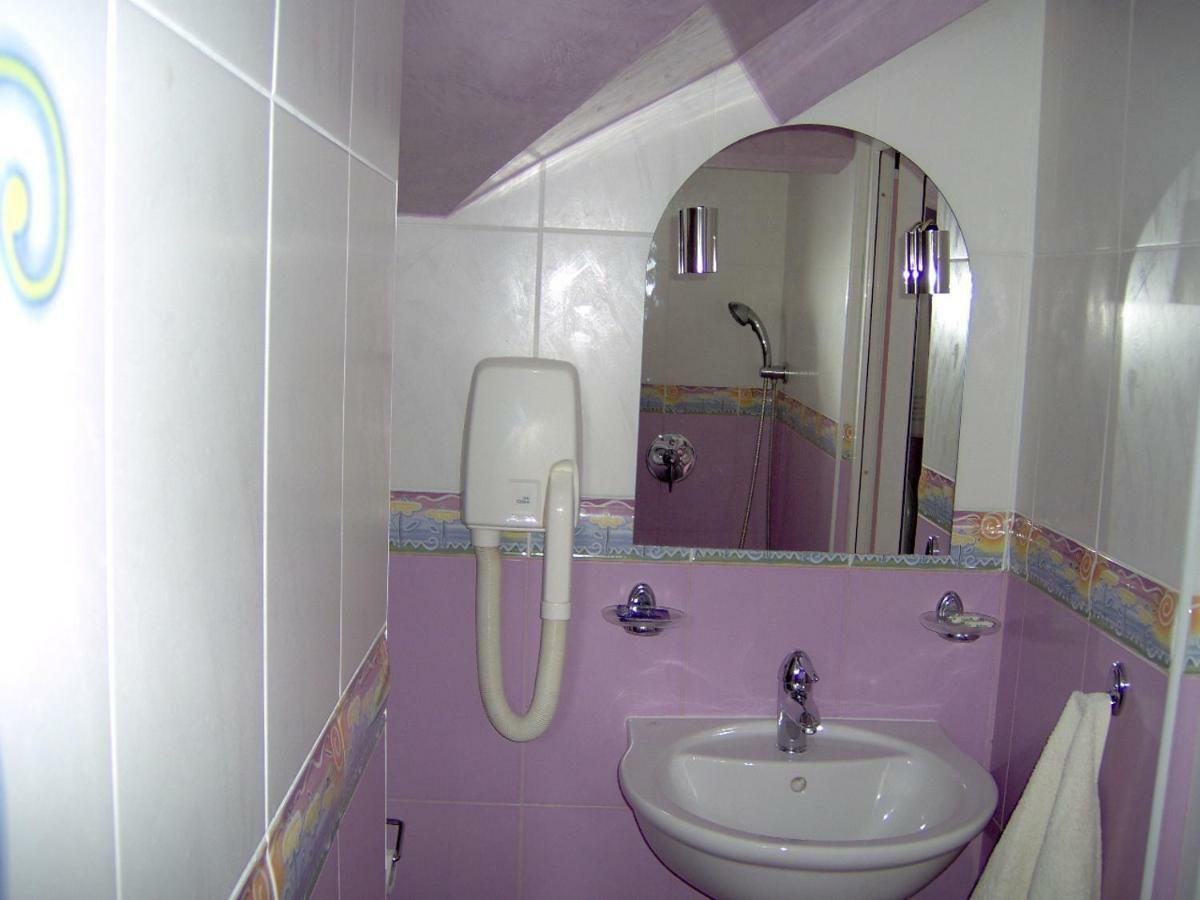 Hotel Kamelia فارنا المظهر الخارجي الصورة