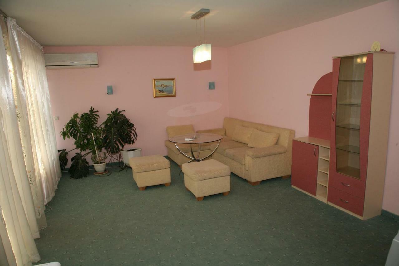Hotel Kamelia فارنا المظهر الخارجي الصورة